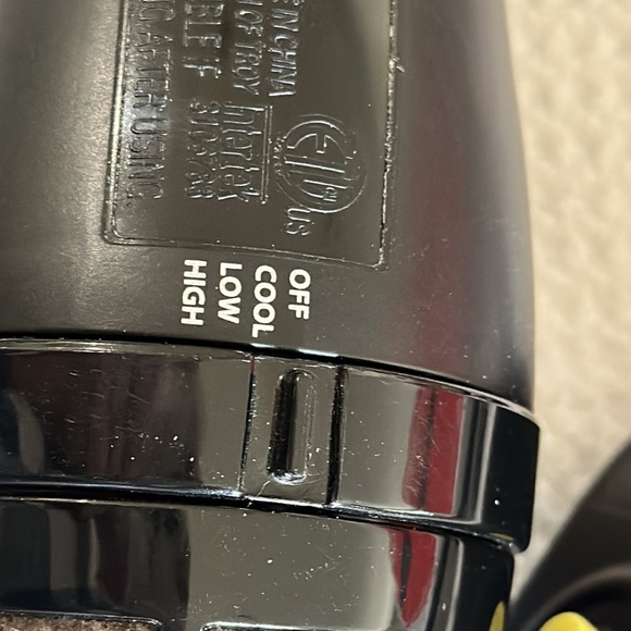 Revlon One-Step Ceramic Volumizer Drier for more shine, and less breakage - Picture 4 of 5